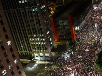 Milhares de pessoas se manifestam na avenida Paulista.