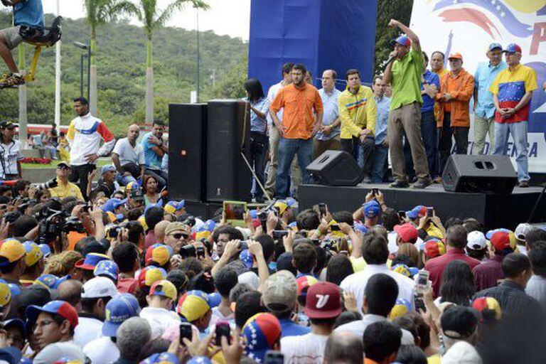 Capriles discursa para seus militantes neste sábado em Caracas / AFP