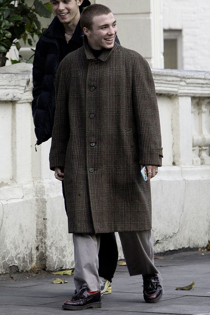 Rocco Ritchie passeando por Londres, em 2017, com um sobretudo que poderia facilmente ter saído do guarda-roupa de ‘Sherlock Holmes’, filme que seu pai dirigiu. 