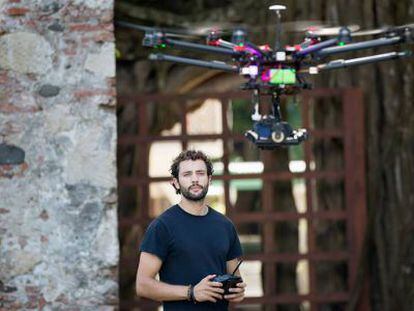 O texano Álex Chacón fazendo um 'dronie'.