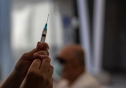 Profissional da saúde prepara vacina para aplicação na cidade de São Paulo, em março
