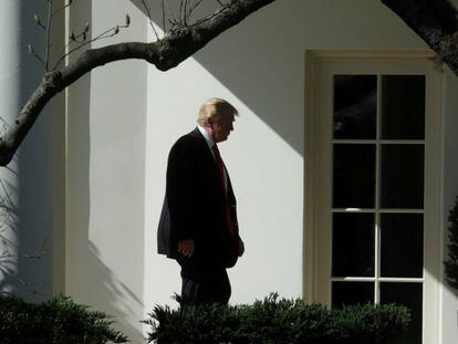 Donald Trump a caminho do Salão Oval.