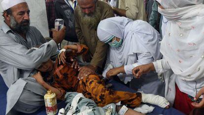 Criança paquistanesa ferida no terremoto.