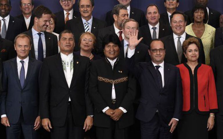 Presidentes europeus e sul-americanos se reúnem para fotos.