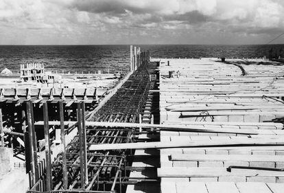 Imagem de 23 de janeiro de 1951 da embaixada de Estados Unidos em construção. Ao fundo se vê o mar. A 140 quilômetros ao norte está o litoral dos Estados Unidos. A representação foi erigida bem no Malecón de Havana e se tornou uma das peças arquitetônicas mais características do perfil costeiro da capital cubana.