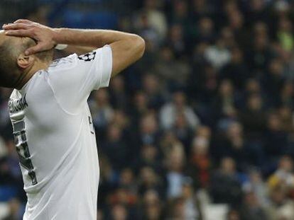 Benzema lamenta-se de uma ocasião falhada / Kiko Huesca (EFE). Vídeo: Reuters