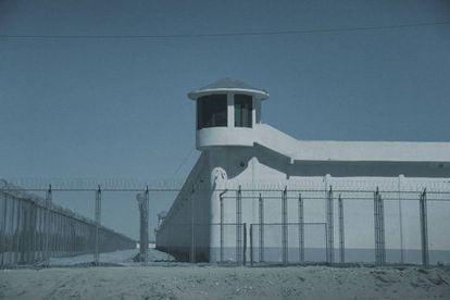 Torre de vigilância num campo de treinamento em Xinjiang, fotografado pela AFP.