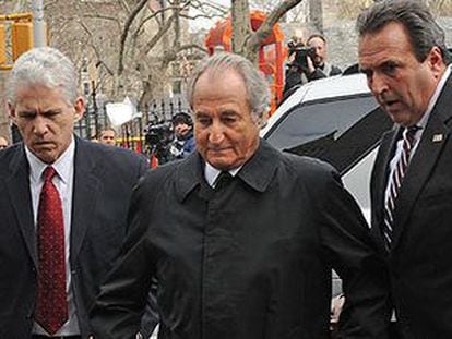 Bernard Madoff chega a um tribunal de Nova York, em março de 2009.