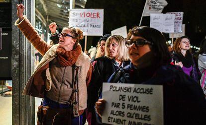 Feministas francesas protestam contra Roman Polanski, em outubro de 2017, em Paris