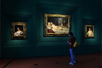 Um visitante em maio de 2021 diante da ‘Vênus de Urbino’, de Tiziano, na Galeria Uffizi em Florença.