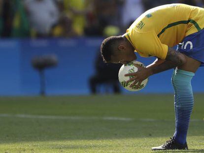 Neymar beija a bola no jogo contra Honduras.