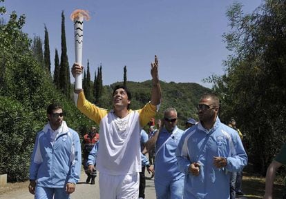 O bicampeão olímpico Giovane, pela Seleção Brasileira de Vôlei, com a tocha em mãos durante a cerimônia em Olímpia, na Grécia.