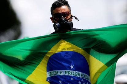 Manifestante pró-Bolsonaro protesta em Brasília, no último domingo.