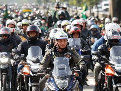 Jair Bolsonaro durante passeio de moto com apoiadores em São Paulo neste sábado (12).