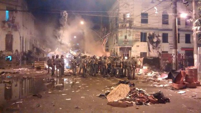 PM usa bombas de gás e balas de borracha contra usuários de droga