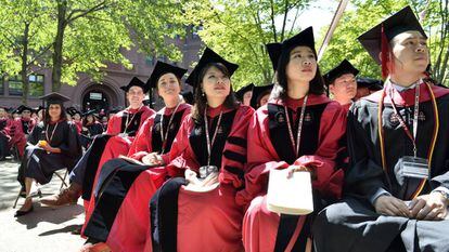Estudantes da Universidade Harvard em maio, durante entrega de diplomas.