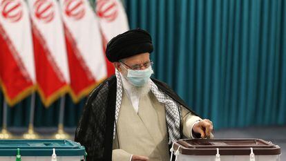 O aiatolá Ali Khamenei vota nesta sexta-feira.