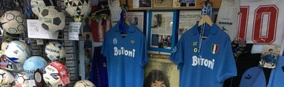 O pequeno museu de Maradona no sótão da casa de Massimo Vignati.