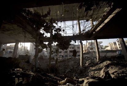 Vista desde o interior da mesquita de Gaza, que ficou completamente destruída durante os bombardeios, em 30 de julho de 2014.