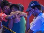 Varias personas se abrazan después de un tiroteo que causó 23 muertos en un bar en Veracruz (México) el pasado agosto. 