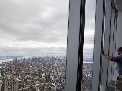 O observatório da Torre da Liberdade, edifício principal do novo World Trade Center de Nova York e o arranha-céu mais alto dos Estados Unidos, será aberto ao público em 29 de maio. Na foto, um visitante contempla a vista de Manhattan, em 20 de maio de 2015.