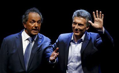 Daniel Scioli e Mauricio Macri se cumprimentam depois do debate presidencial.