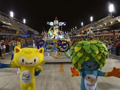 As mascotes ol&iacute;mpicas desfilaram no samb&oacute;dromo durante o Carnaval, no Rio. 