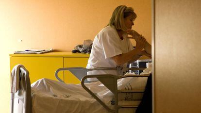 Uma enfermeira atende a um paciente na unidade de cuidados paliativos.