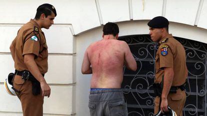 Homem &eacute; agredido durante o protesto em Curitiba.