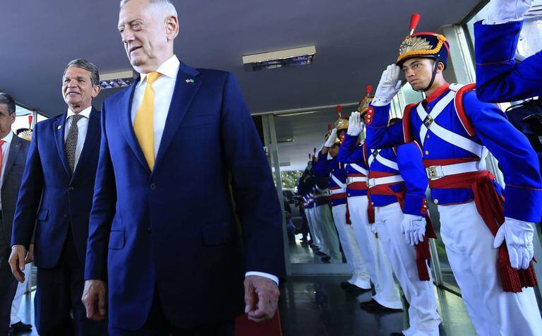 O ministro da Defesa brasileiro, Joaquim Silva e Luna (esquerda), e o secretário da Defesa dos EUA, James Mattis, em Brasília.