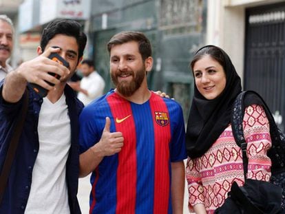 Reza Parastesh fazendo-se passar por Messi, nesta segunda-feira em Teer&atilde;.