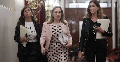 Alicia Sánchez-Camacho, Ana Pastor e Rosa María Romero se dirigem à reunião da Mesa do Congresso.
