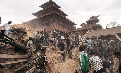 Equipes de resgate trabalham em Katmandu.