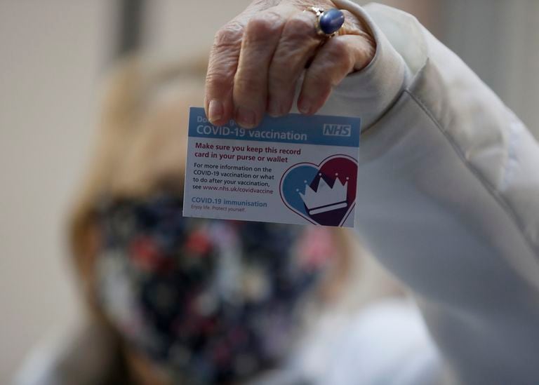 A britânica Lyn Wheeler mostra seu cartão de vacinação após receber a vacina contra covid-19 da Pfizer/BioNTech em um hospital de Londres.