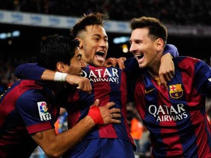 Suárez, Neymar e Messi celebram gol marcado durante jogo desta temporada.
