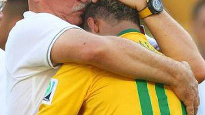 Scolari abraça Neymar, que não pôde reprimir as lágrimas.