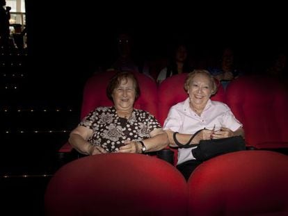 As aposentadas Lucia de Castro e Leticia Selme, frequentadoras do cinema Reserva Cultural, em S&atilde;o Paulo.