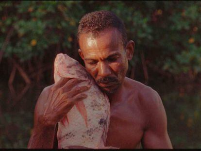 Fotograma de 'O peixe', filme do alagoano Jonathas de Andrade que faz parte da Bienal.