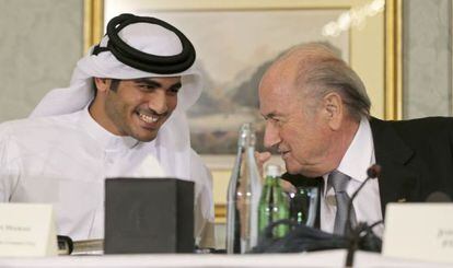 O xeique Mohammed A o-Thani, responsável pela Copa do Mundo de 2022, com Joseph Blatter, presidente da FIFA.