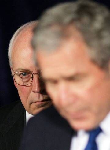 Bush, em primeiro plano, e Cheney.