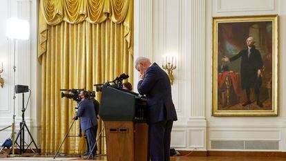 O presidente dos EUA, Joe Biden, lê uma lista de perguntas durante entrevista à imprensa sobre a questão afegã realizada nesta quinta-feira na Casa Branca.
