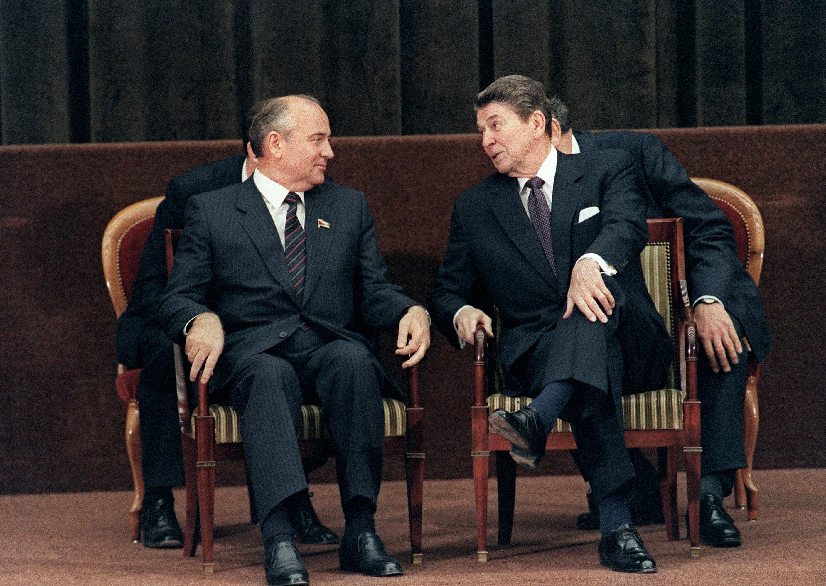 O líder da URSS, Mikhail Gorbachov, e o presidente dos EUA, Ronald Reagan, também se reuniram em Genebra para uma cúpula de dois dias em novembro de 1985. 