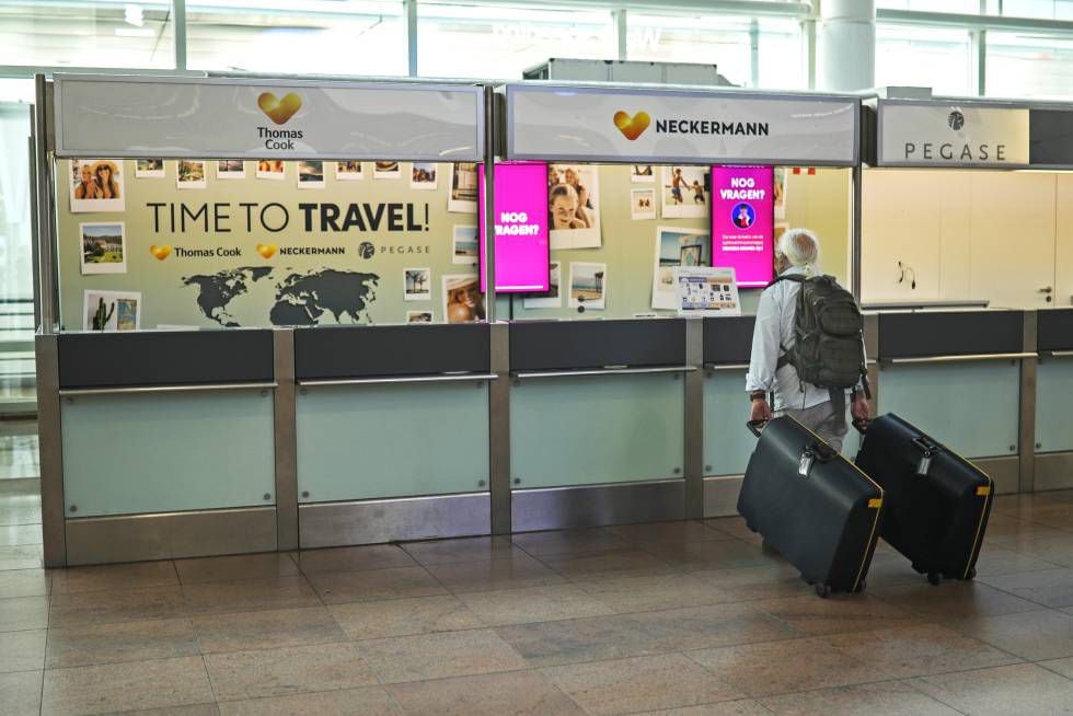 Um turista em frente aos balcões de Thomas Cook, no aeroporto de Bruxelas.