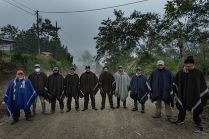 Seguranças que cuidam do candidato Pedro Castillo montam guarda diante de sua casa em Chugur, na província de Chota, Cajamarca, Peru. 
