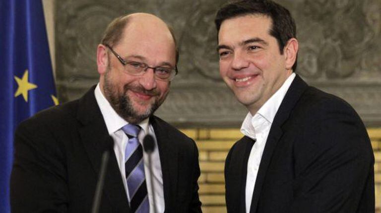 O novo primeiro-ministro grego, Alexis Tsipras (direita) e o presidente do Parlamento Europeu, Martin Schulz, em Atena.