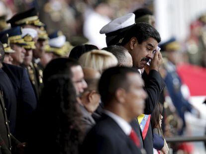 O presidente Maduro, ao fundo, em um ato em Caracas.