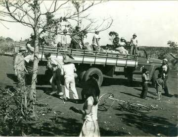 Indígenas avá-guarani mudam a aldeia Ocoy após inatalação da usina de Itaipu na década de 1980