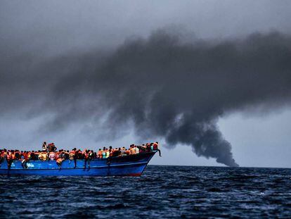 Um dos barcos lotados de emigrantes resgatado em 3 de outubro perto da costa da Líbia.