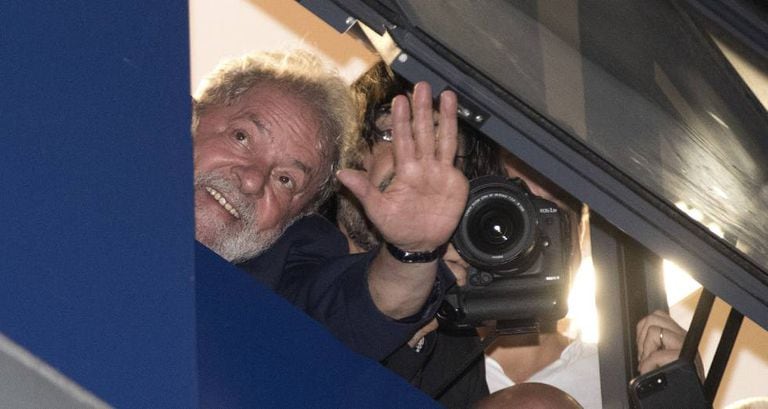 Lula acena da janela do Sindicato dos Metalúrgicos do ABC.