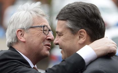 Jean-Claude Juncker, presidente da Comissão (esquerda), e o vice-chancelar alemão, Sigmar Gabriel, nesta segunda-feira em Nauen (Alemanha).